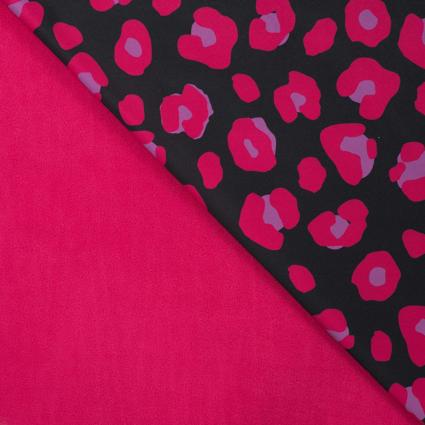 Image avec tissu softshell - léopard fuchsia 310 g/m² – disponible chez Šarlotes audumi