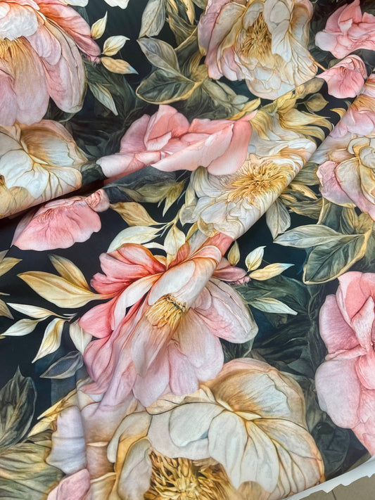 Image du tissu softshell à grandes pivoines roses – disponible en ligne chez Šarlotes audumi