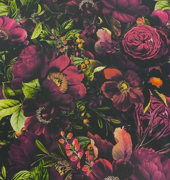 Image avec tissu softshell – fleurs roses sur fond sombre – disponible en ligne chez Šarlotes audumi