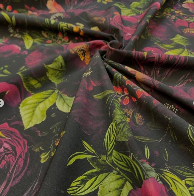 Image avec tissu softshell – fleurs roses sur fond sombre – disponible en ligne chez Šarlotes audumi