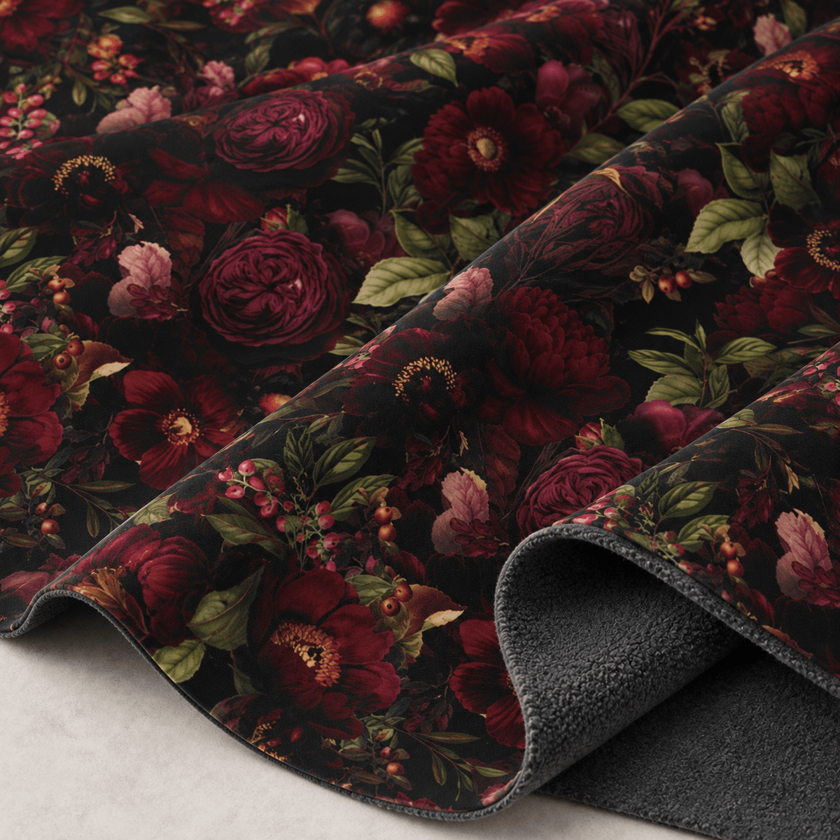Image avec tissu softshell – fleurs roses sur fond sombre – disponible en ligne chez Šarlotes audumi