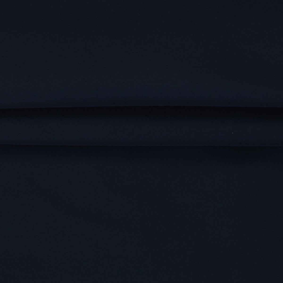 Image du tissu Softshell imperméable bleu marine – disponible en ligne chez Šarlotes audumi