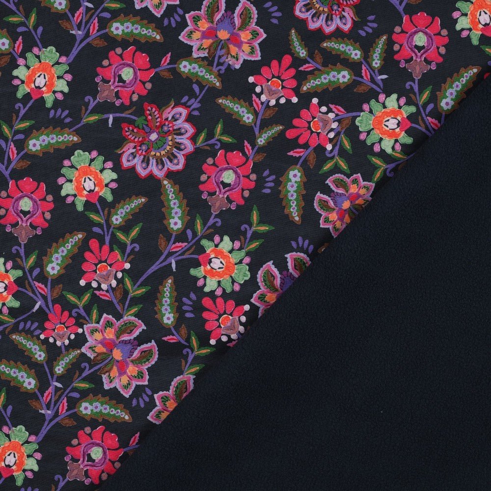 Image du tissu softshell à fleurs – disponible en ligne chez Šarlotes audumi