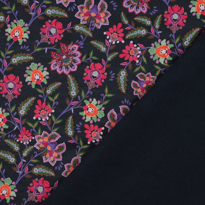 Image du tissu softshell à fleurs – disponible en ligne chez Šarlotes audumi