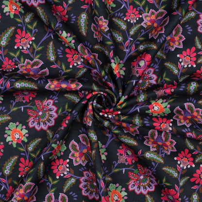 Image du tissu softshell à fleurs – disponible en ligne chez Šarlotes audumi