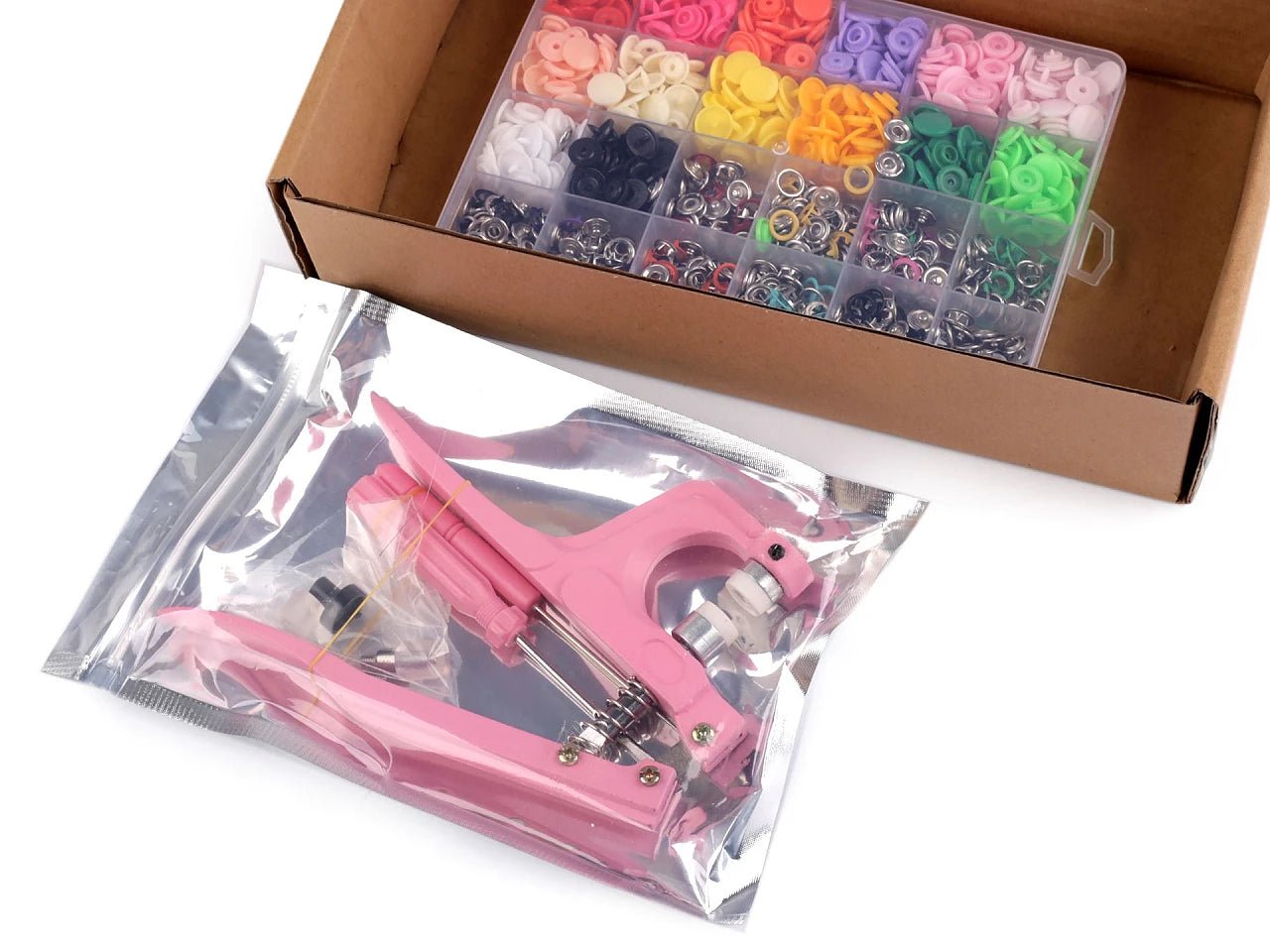 Image d’un kit de boutons pression avec pince – kit de démarrage complet pour la couture – disponible chez Šarlotes audumi