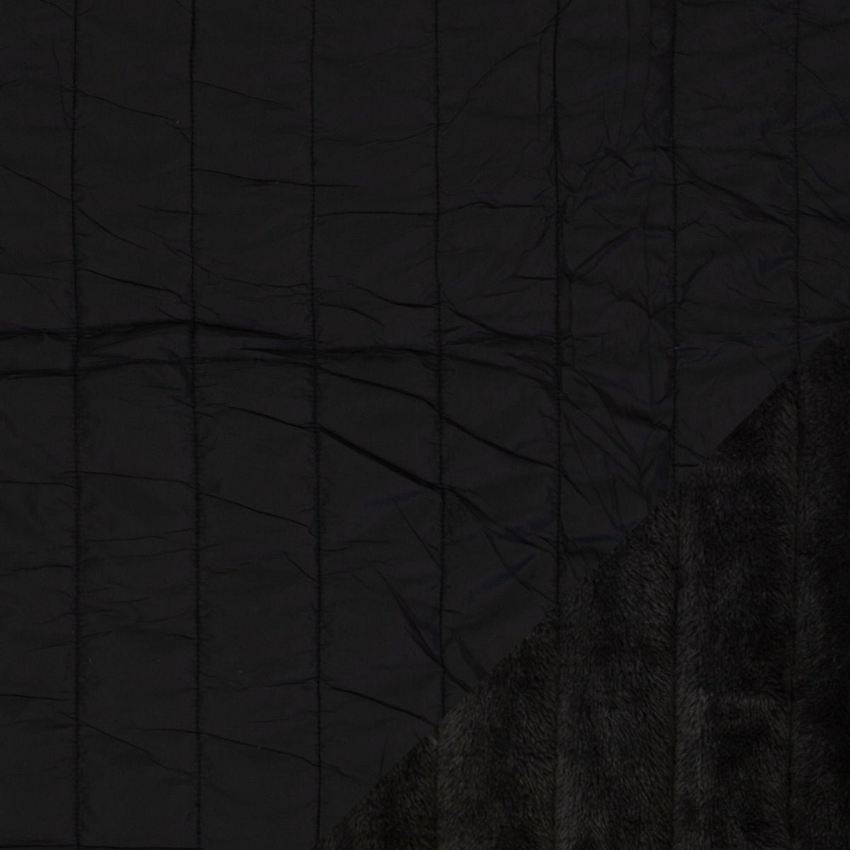 Image de tissu matelassé avec doublure en polaire-noir – disponible en ligne Šarlotes audumi