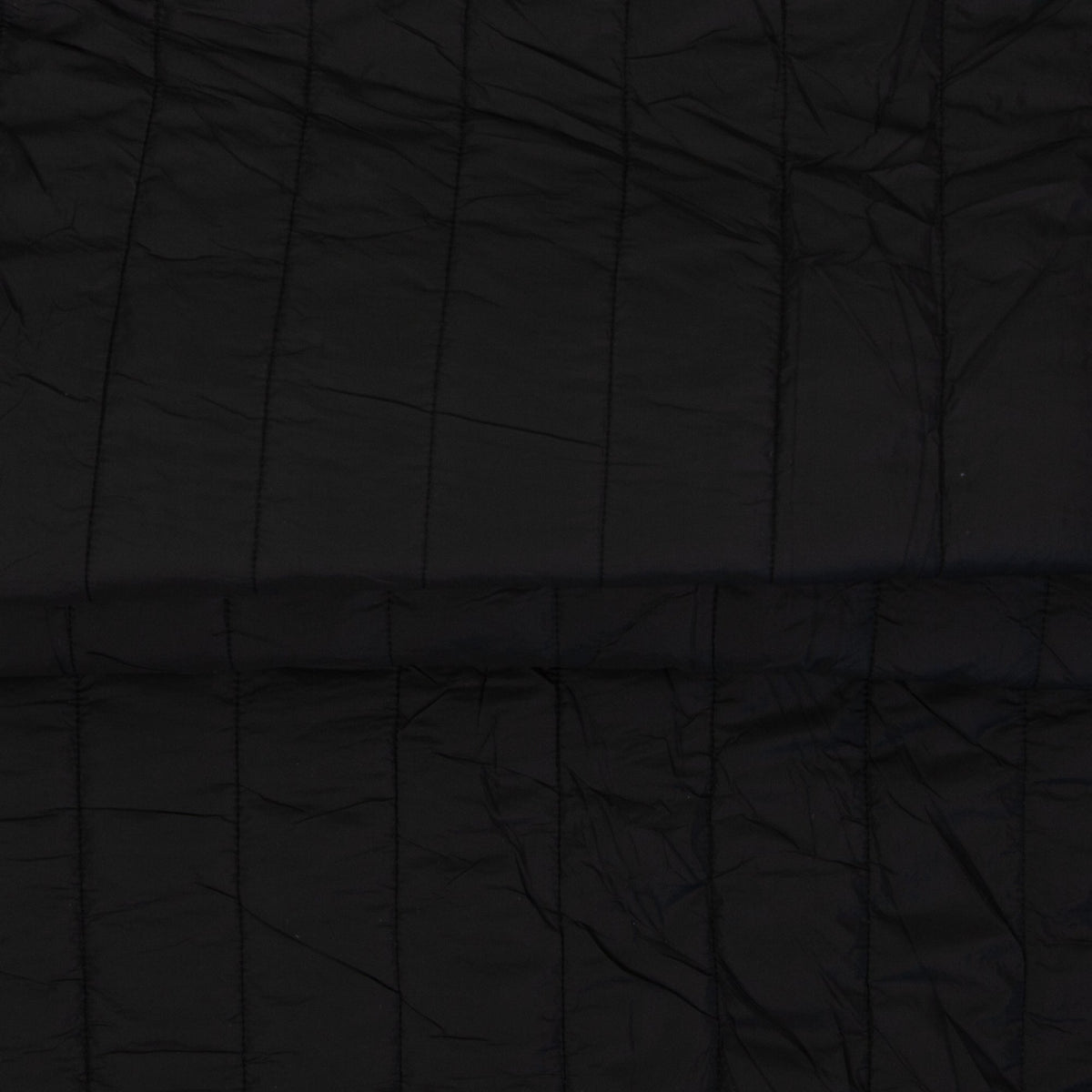 Image de tissu matelassé avec doublure en polaire-noir – disponible en ligne Šarlotes audumi
