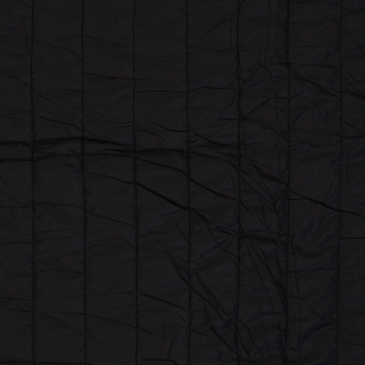 Image de tissu matelassé avec doublure en polaire-noir – disponible en ligne Šarlotes audumi