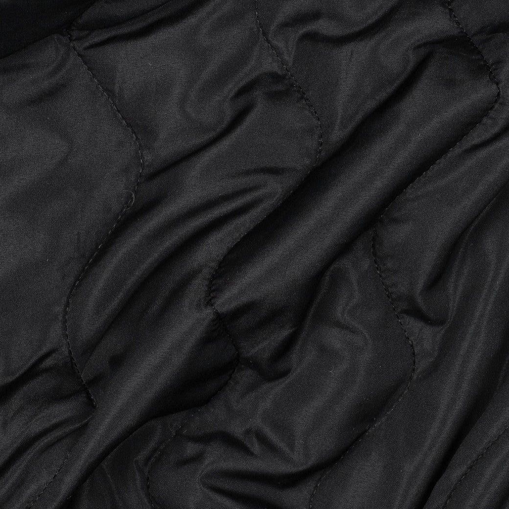 Image de tissu matelassé « Zig Zag » – noir 230 g/m² – disponible chez Šarlotes audumi