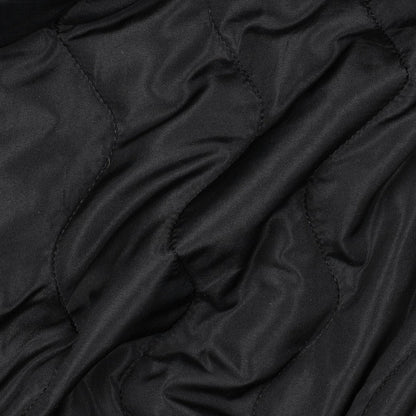 Image de tissu matelassé « Zig Zag » – noir 230 g/m² – disponible chez Šarlotes audumi