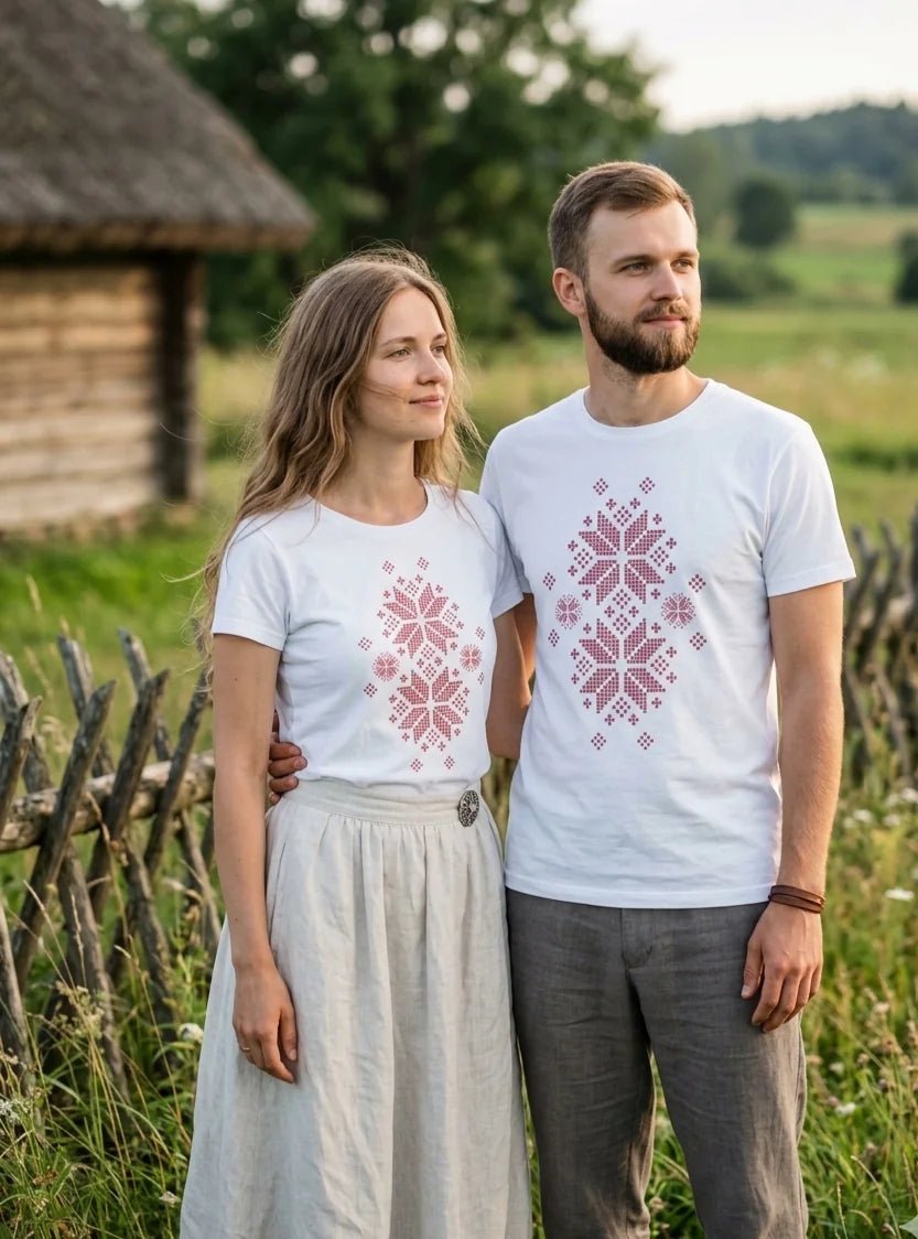 Image du T-shirt "Auseklis" disponible chez Šarlotes audumi