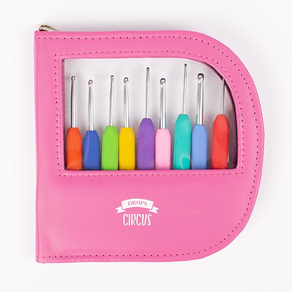 alt
Image du set de crochets DROPS avec poignées ergonomiques – 9 tailles + étui – disponible chez Šarlotes audumi