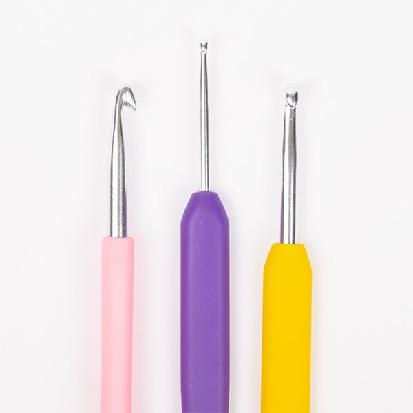Attēls avec le set de crochets DROPS à poignées ergonomiques – 9 tailles + étui – disponible chez Šarlotes audumi