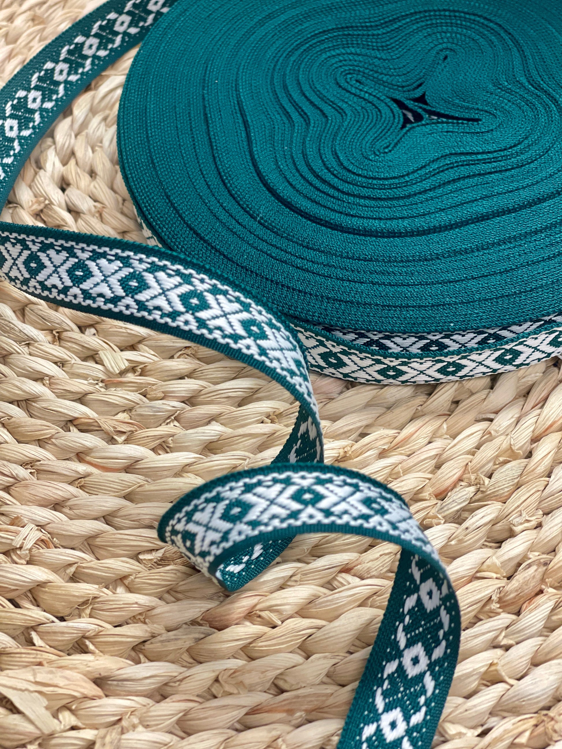 Folk ribbon, 16 mm - green with a white pattern - LV