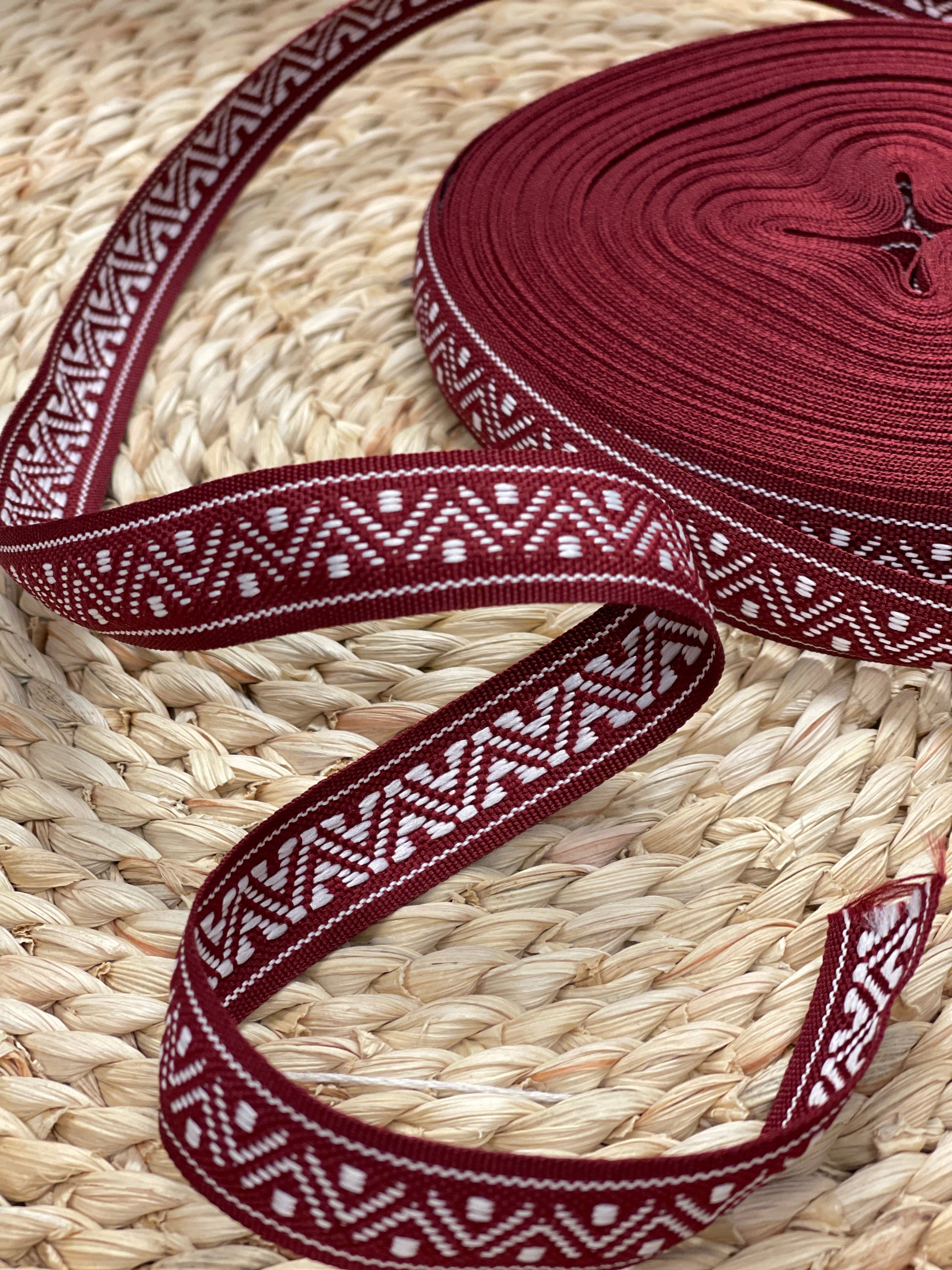 ruban traditionnel, ceinture 18 mm - bordeaux à motif blanc - LV