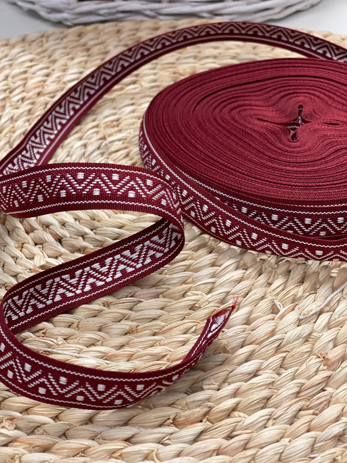 Ruban traditionnel, 18 mm - bordeaux avec motif blanc - LV