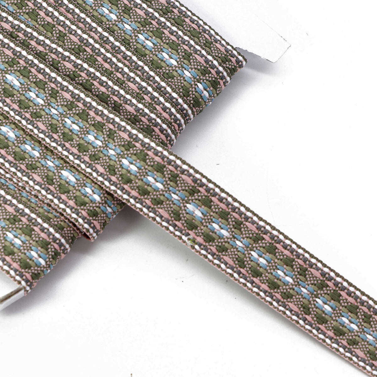 Image avec ruban traditionnel, ceinture 20 mm vert olive, rose, bleu, blanc et gris – disponible en ligne chez Šarlotes audumi