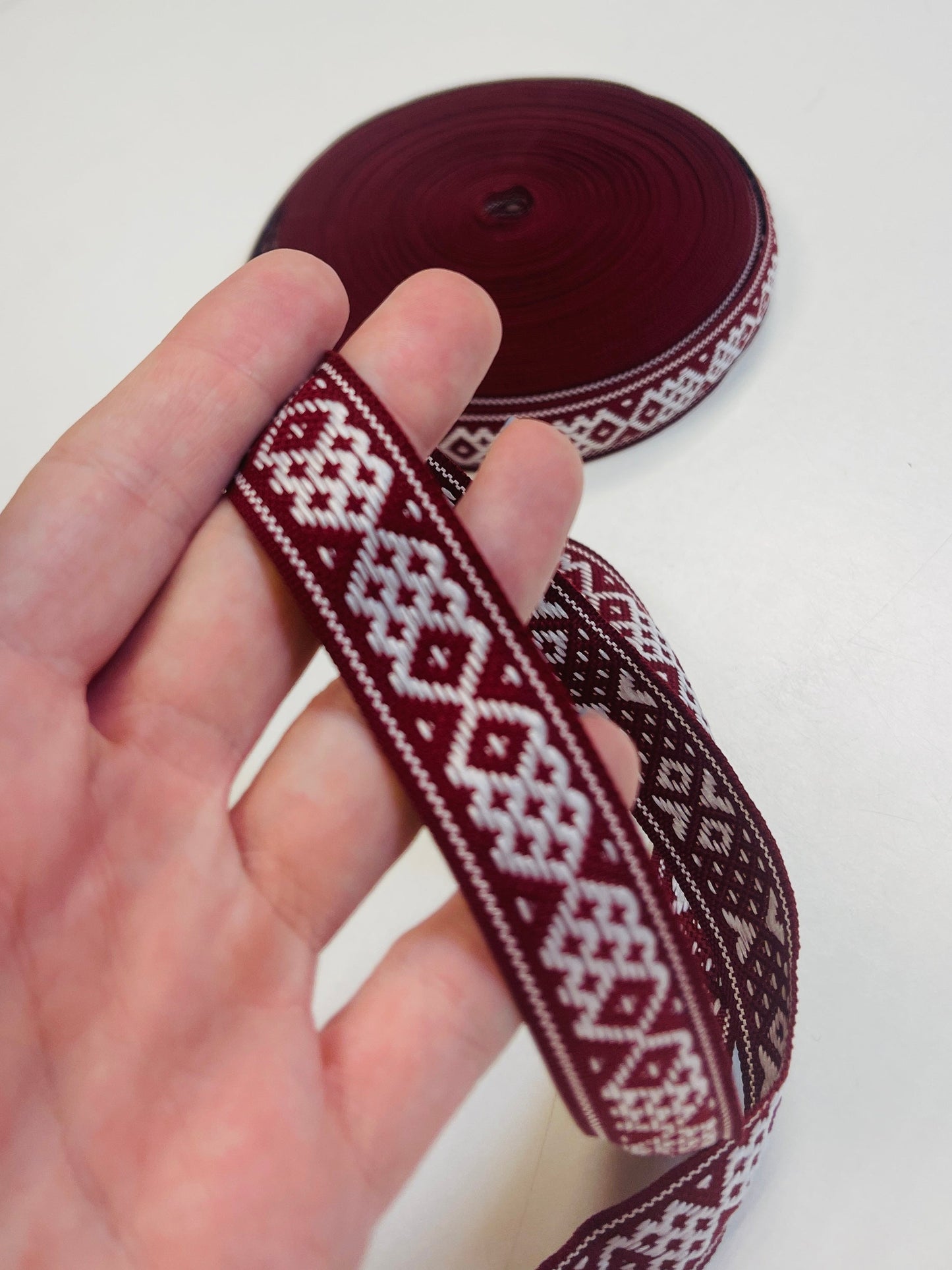 Attēls ar Tautiskā lente, josta 20mm-bordo ar baltu – pieejams internetā Šarlotes audumi