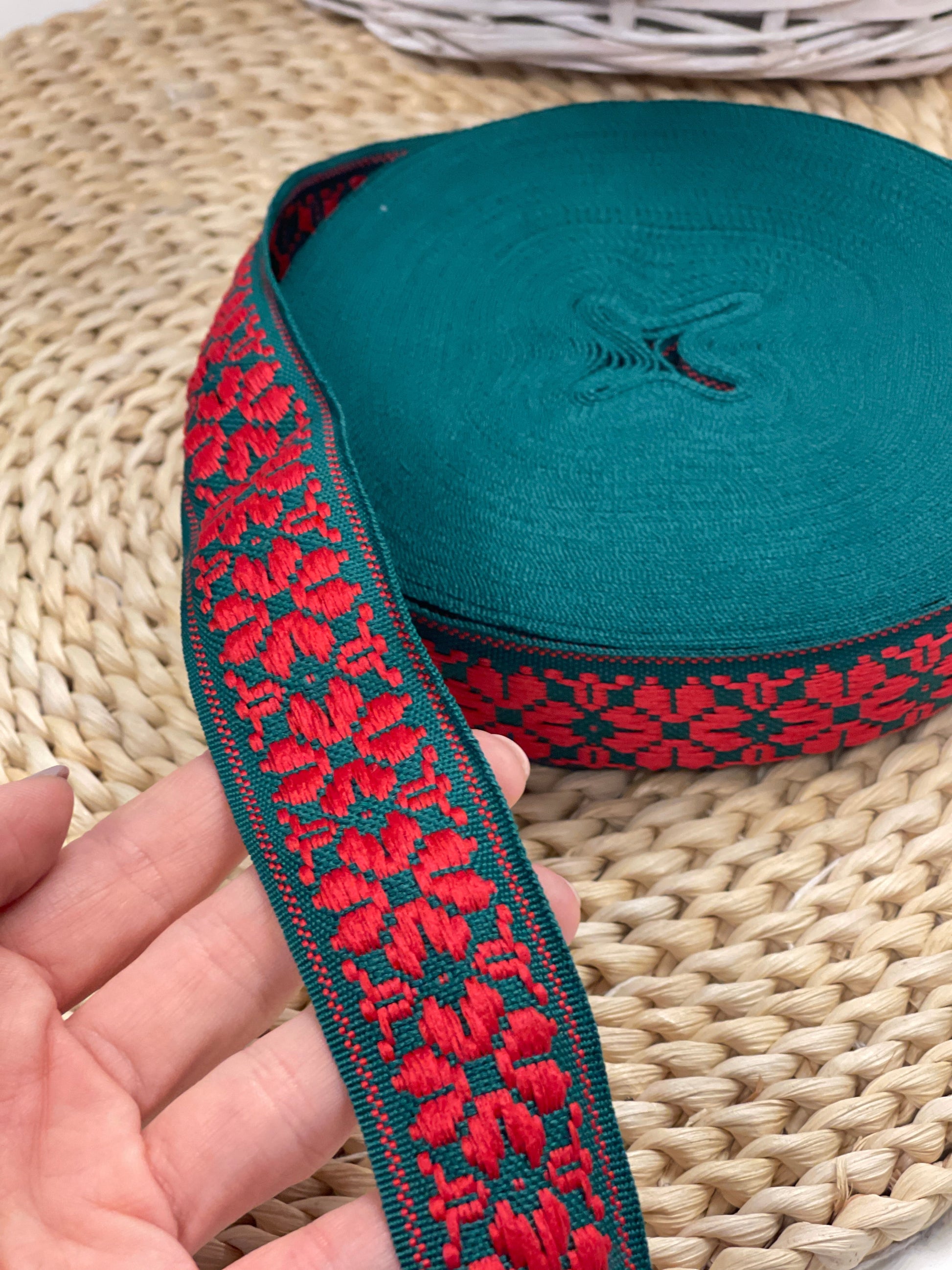 Folk ribbon, 36mm - green with red LV