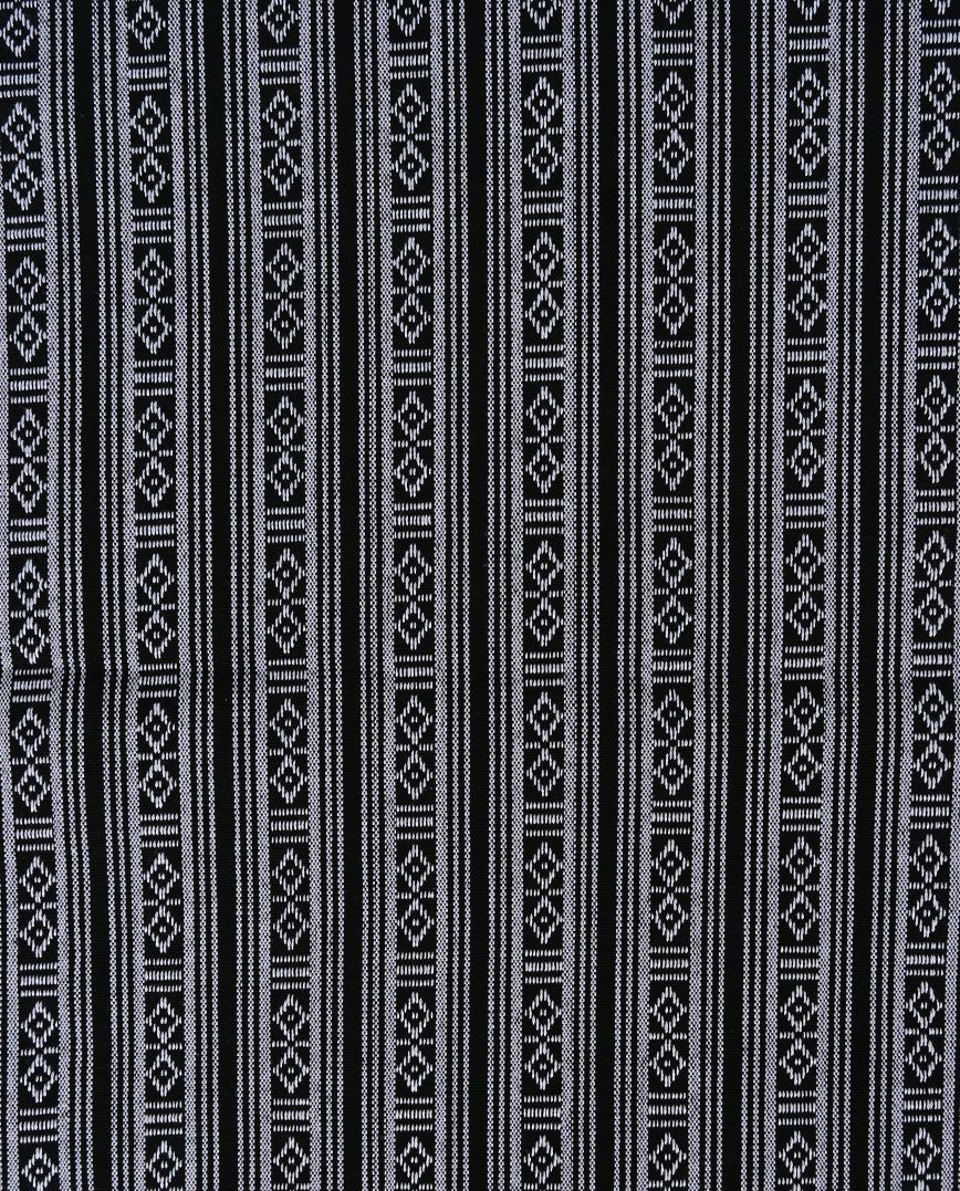 Image d’un tissu à motif traditionnel noir et blanc 200 g/m² – disponible chez Šarlotes audumi