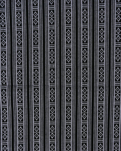 Image d’un tissu à motif traditionnel noir et blanc 200 g/m² – disponible chez Šarlotes audumi