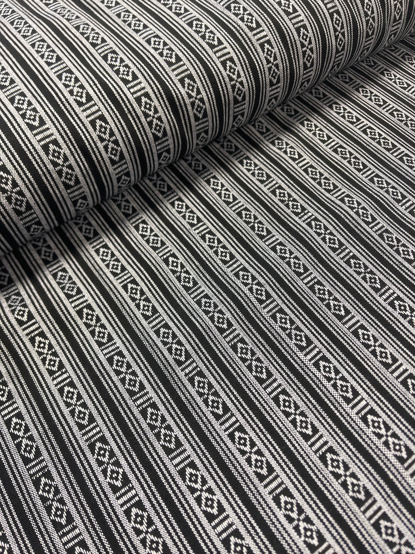 Tissu à motif ethnique - noir et blanc 200 g/m² – disponible chez Šarlotes audumi