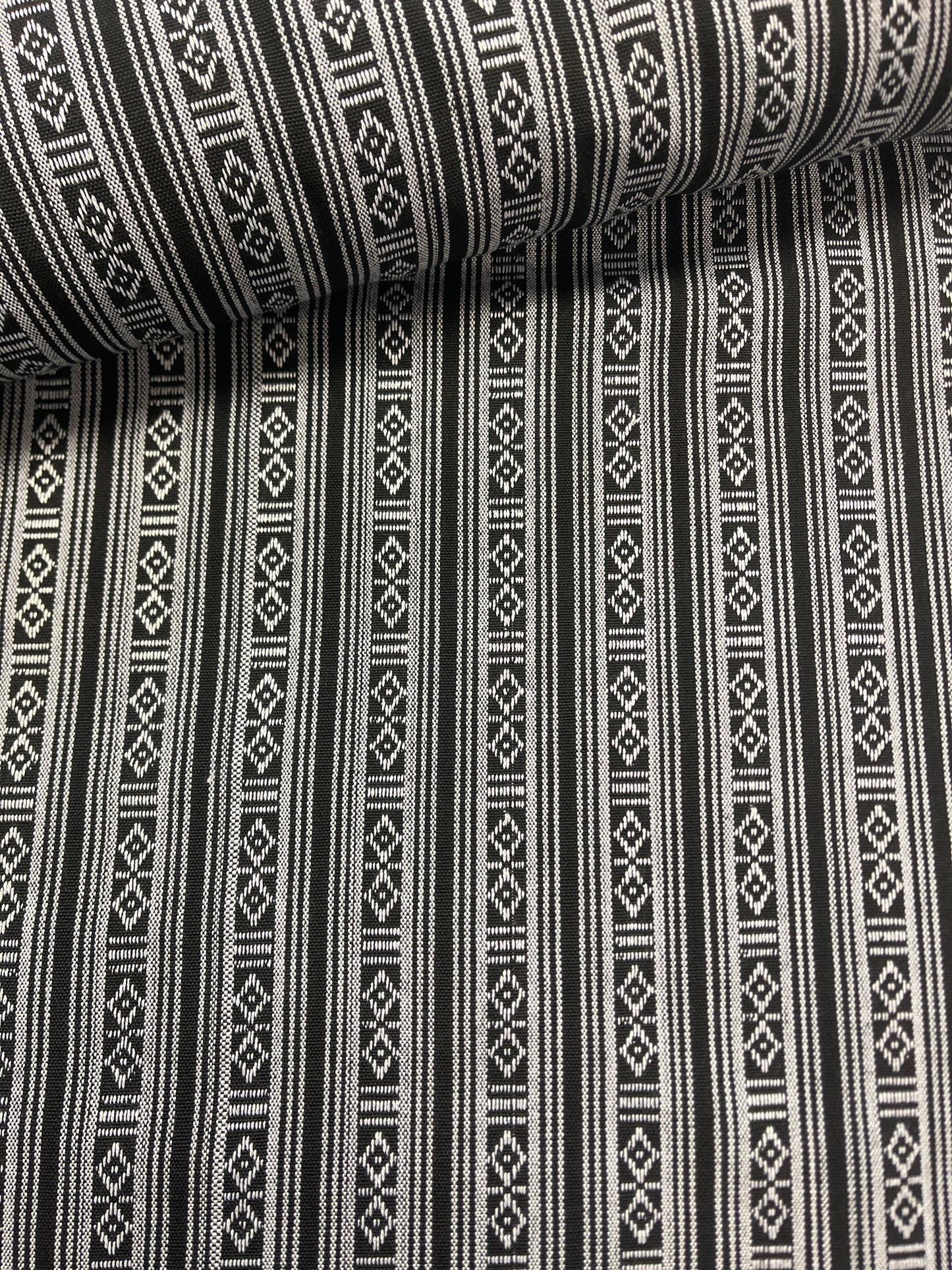 Image avec tissu à motif traditionnel - noir et blanc 200 g/m² – disponible chez Šarlotes audumi