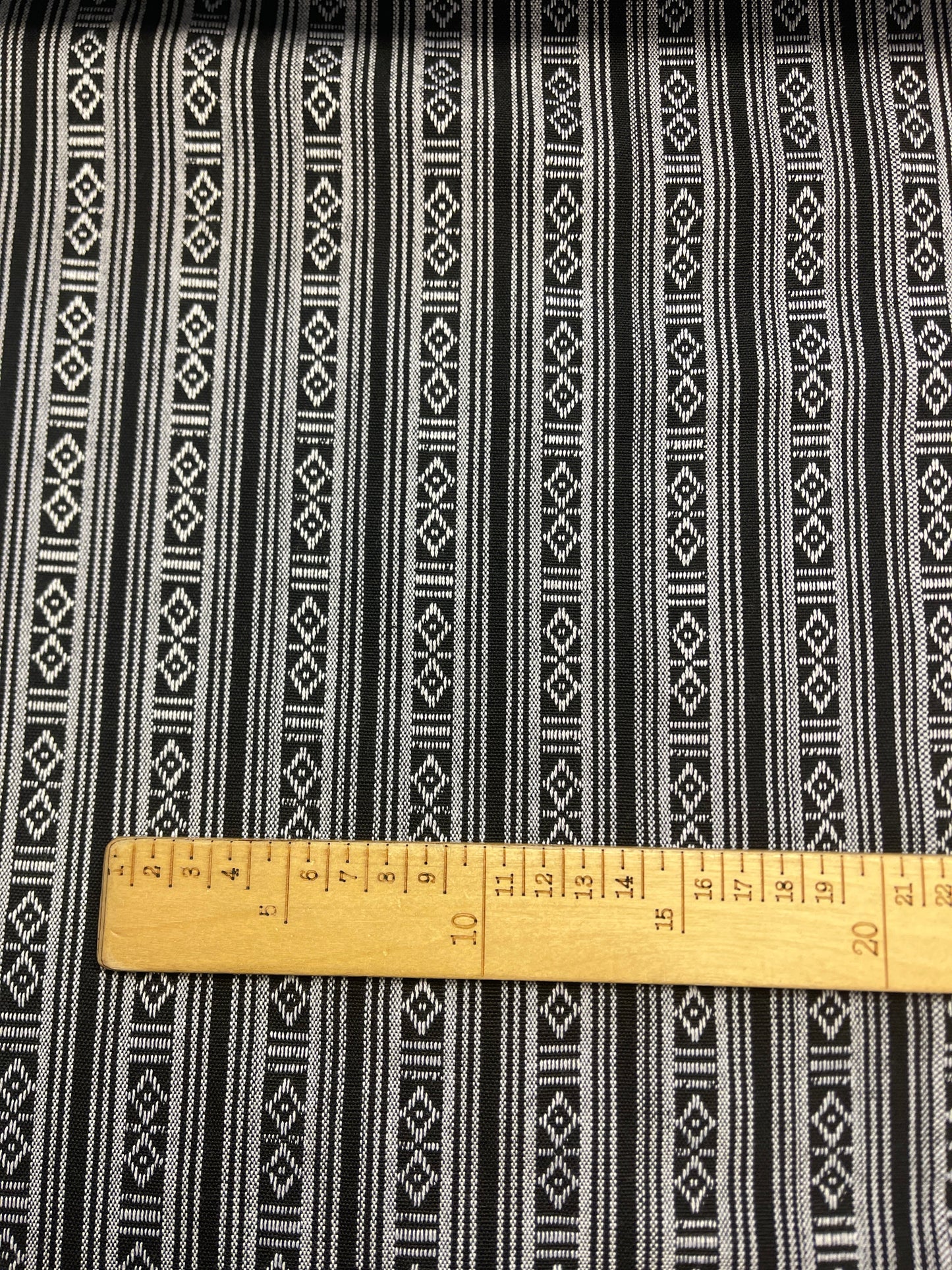 Tissu à motif traditionnel noir et blanc 200 g/m² – disponible chez Šarlotes audumi