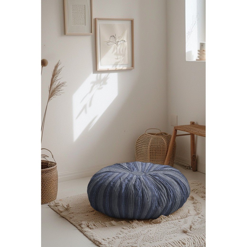 alt
Image with traditional pattern fabric - dark blue tones 200 g/m² – available at Šarlotes audumi