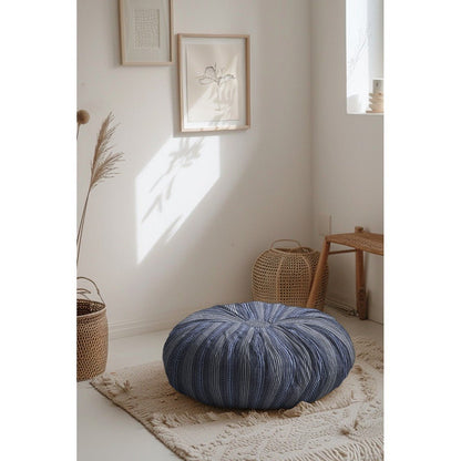 alt
Image with traditional pattern fabric - dark blue tones 200 g/m² – available at Šarlotes audumi