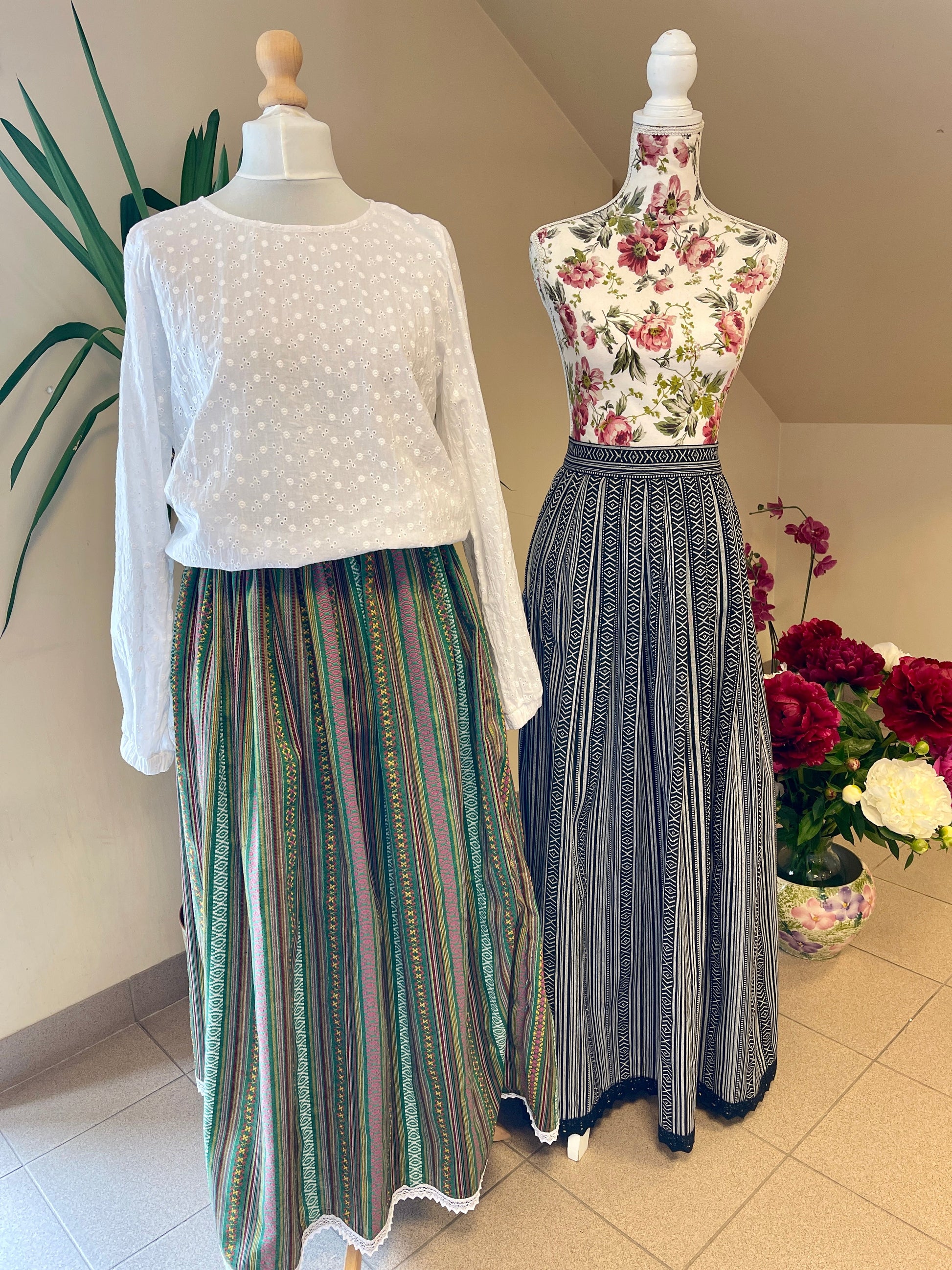 Traditional pattern fabric - green 200 g/m²