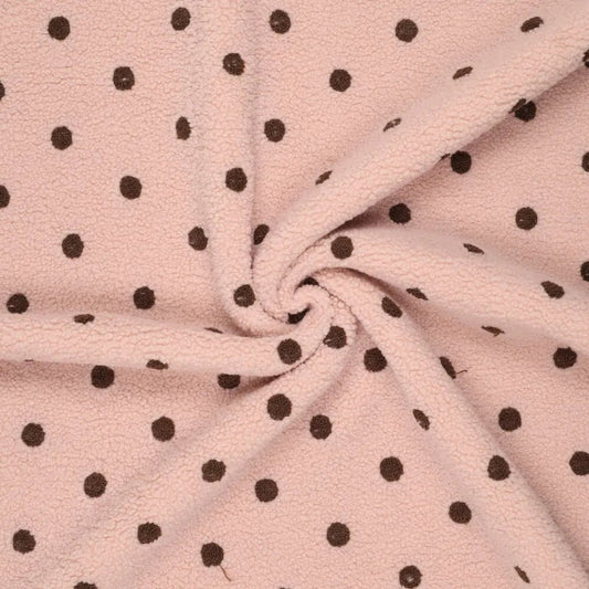 Image de Teddy en polaire à pois marron sur fond rose – disponible en ligne chez Šarlotes audumi