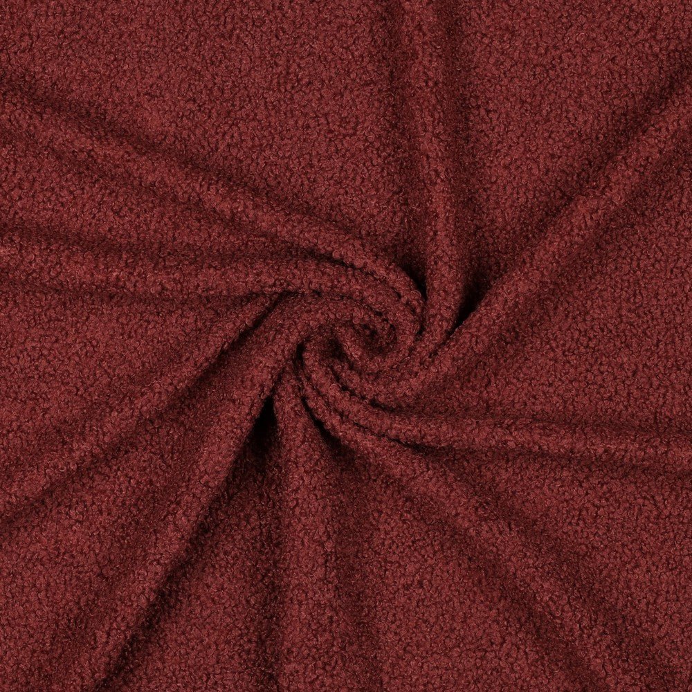 Image avec teddy en polaire bordeaux fumé – disponible en ligne chez Šarlotes audumi