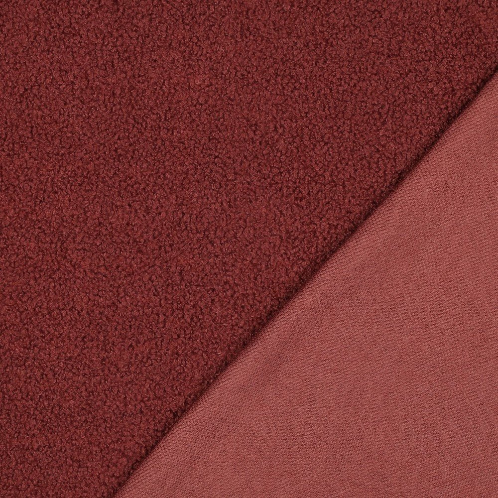 Image avec teddy en polaire bordeaux fumé – disponible en ligne chez Šarlotes audumi