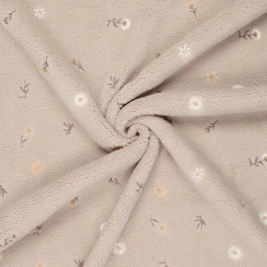 Image avec fleurs Teddy en polaire sur fond beige – disponible en ligne chez Šarlotes audumi