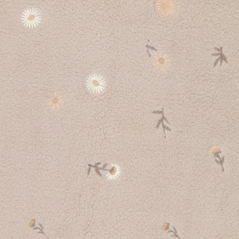 Image avec fleurs Teddy en polaire sur fond beige – disponible en ligne chez Šarlotes audumi