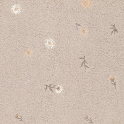Image avec fleurs Teddy en polaire sur fond beige – disponible en ligne chez Šarlotes audumi