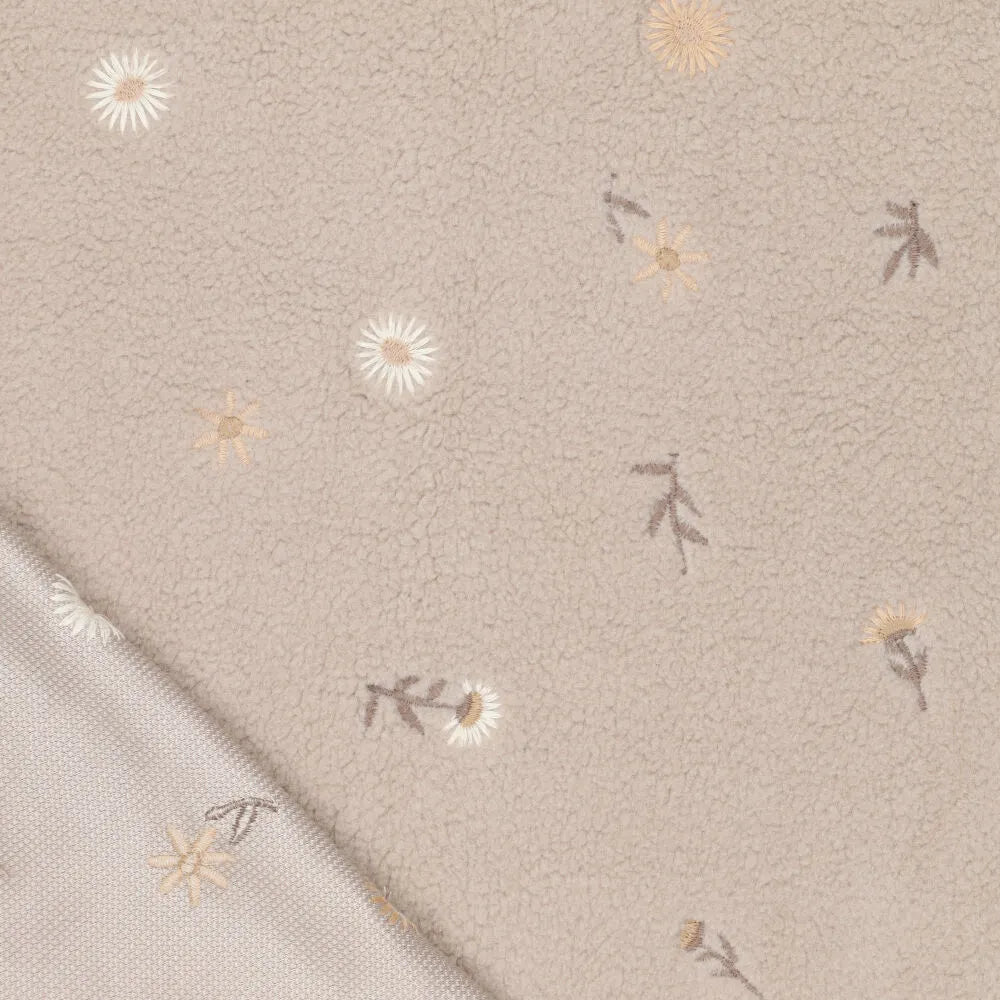 Image avec fleurs Teddy en polaire sur fond beige – disponible en ligne chez Šarlotes audumi