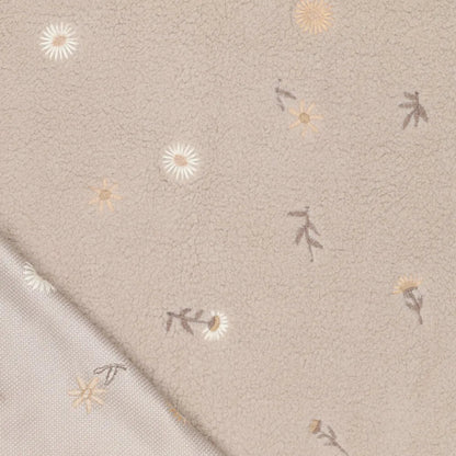 Image avec fleurs Teddy en polaire sur fond beige – disponible en ligne chez Šarlotes audumi
