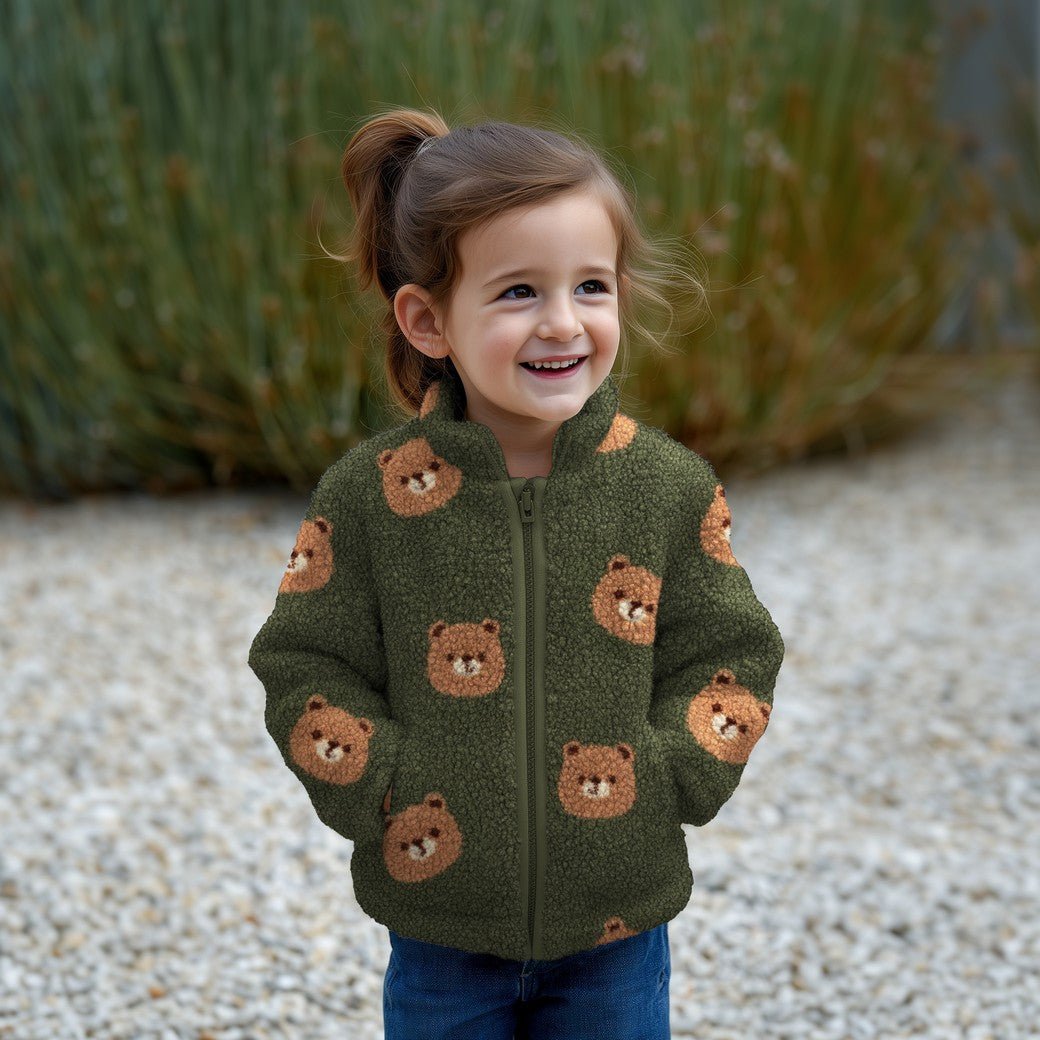 Image avec des ours en polaire Teddy sur fond vert foncé – disponible en ligne chez Šarlotes audumi