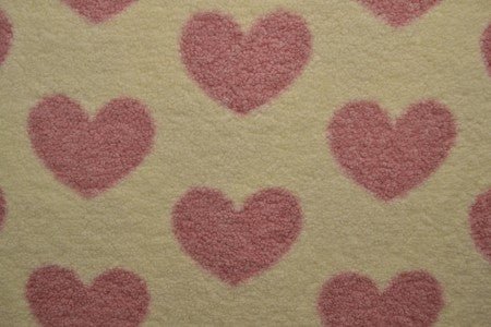 Tissu teddy polaire rose à motifs de cœurs – disponible en ligne chez Charlotte Tissus