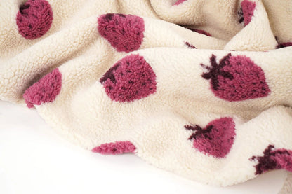 Image de Teddy en polaire à fraises – disponible en ligne chez Šarlotes audumi