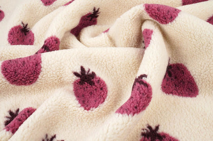Image de Teddy en polaire à fraises – disponible en ligne chez Šarlotes audumi