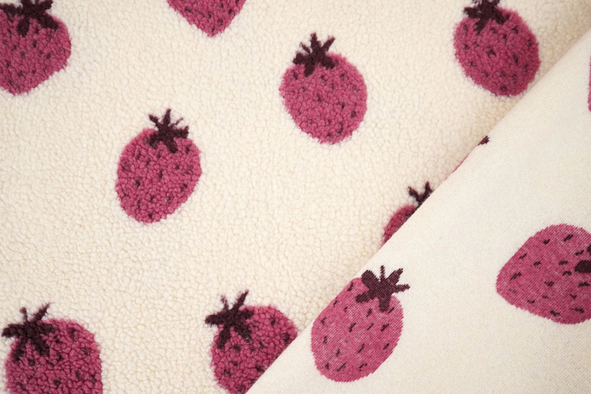 Image de Teddy en polaire à fraises – disponible en ligne chez Šarlotes audumi
