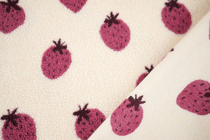 Image de Teddy en polaire à fraises – disponible en ligne chez Šarlotes audumi