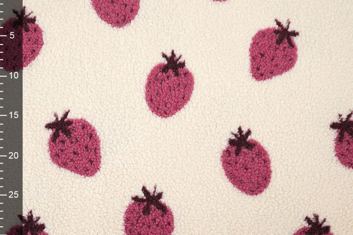 Image de Teddy en polaire à fraises – disponible en ligne chez Šarlotes audumi