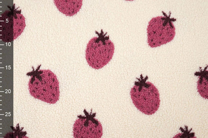 Image de Teddy en polaire à fraises – disponible en ligne chez Šarlotes audumi
