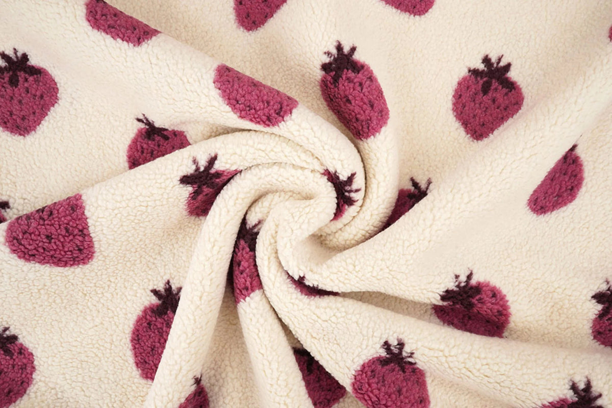 Image de Teddy en polaire à fraises – disponible en ligne chez Šarlotes audumi