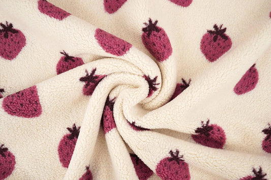 Image de Teddy en polaire à fraises – disponible en ligne chez Šarlotes audumi